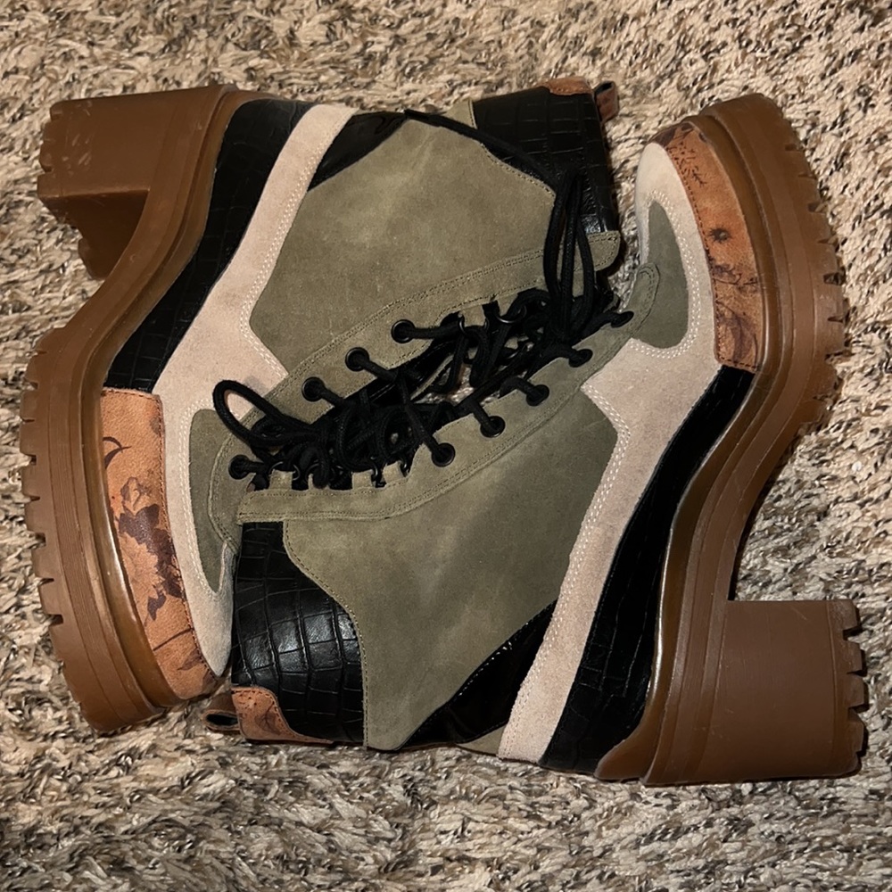 GB Gianni Bini lace up boots size 9.5